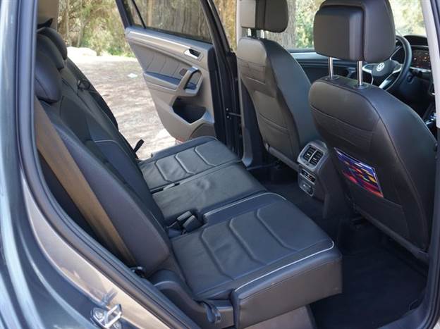 הכניסה והיציאה אל השורה האמצעית נוחה מאוד בזכות דלתות גדולות ופתח גבוה