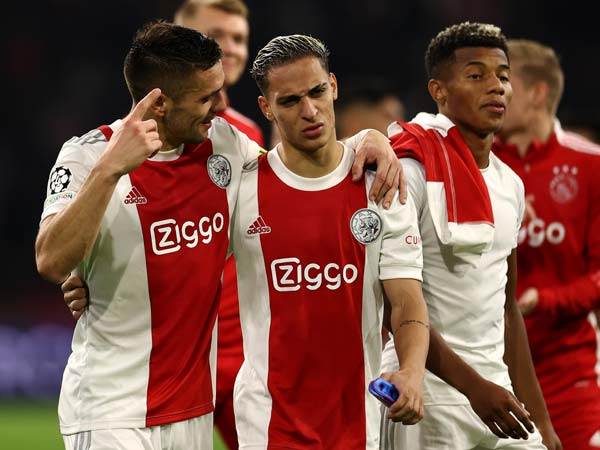 טאדיץ' עם אנתוני. התייצב לימינו של אוברמאס (Getty)