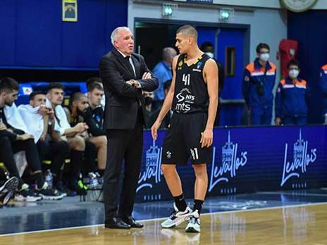 עם אוברדוביץ'. "יוצר מערכת יחסים עם השחקנים" (יורוליג)