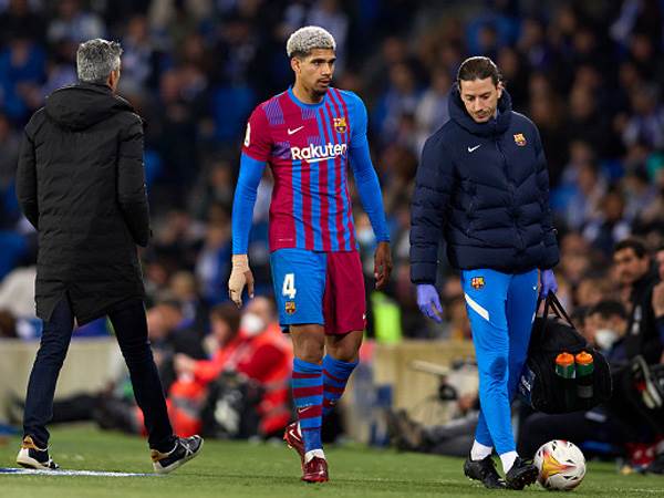 רונלד אראוחו. בברצלונה יקוו כי לא מדובר בפציעה רצינית (GETTY)