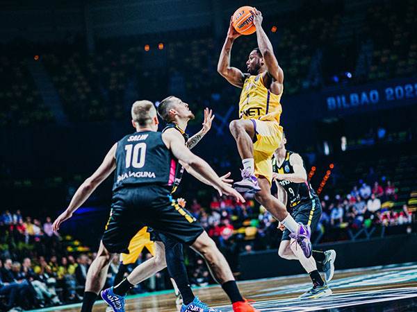 מנסה לשמור את חולון במשחק. רגלנד (פיב"א)