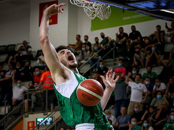 במדי חיפה. ירד ליגה, פעמיים (מאור אלקסלסי)