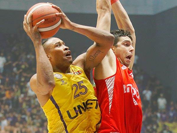 יודע שאדאמס הוא האיש להתרכז בו. מגי (אלן שיבר)