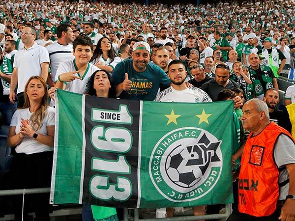 לפי כל היגיון, הם קבוצת אוהדים אמיתית. מכבי חיפה (צילום: אלן שיבר)