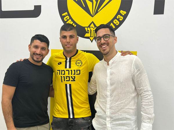 מעמד החתימה. כהן, יצחק וסוכנו