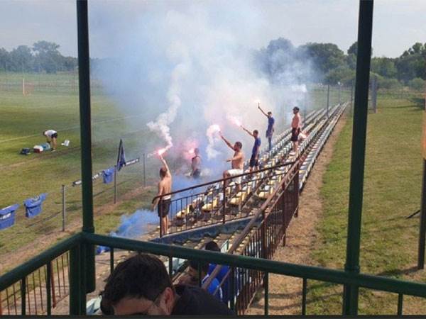 תמיכה צמודה של אוהד הפועל פ"ת (דוברות הפועל פ"ת)