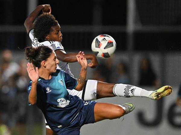 שחר נקב במאבק על הכדור (קרדיט: Getty)