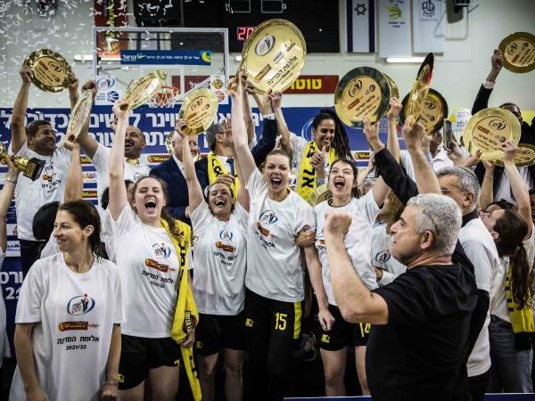 רמלה ברגע ההנפה בעונה האחרונה (קרדיט: מנהלת ליגת העל לנשים בכדורסל)