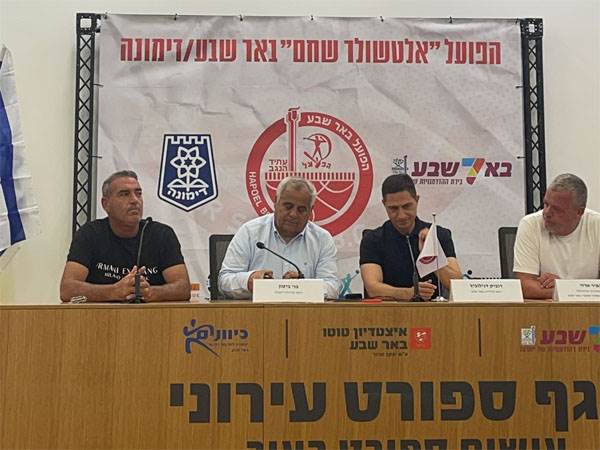 משתתפי מסיבת העיתונאים