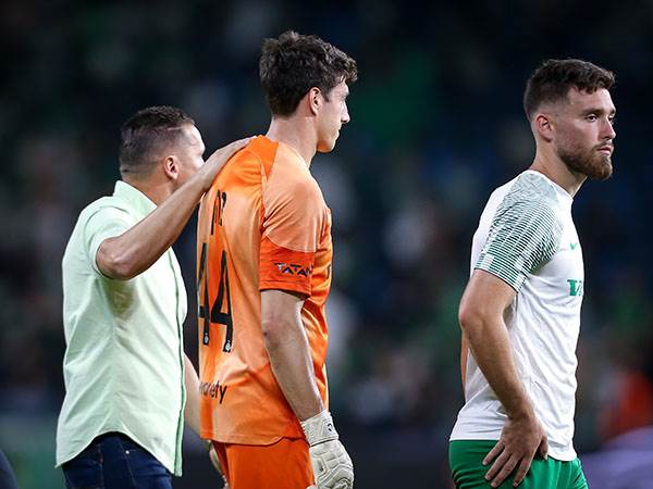 כהן מקבל טפיחה. הציל את הכדורגל הישראלי (מאור אלקסלסי)