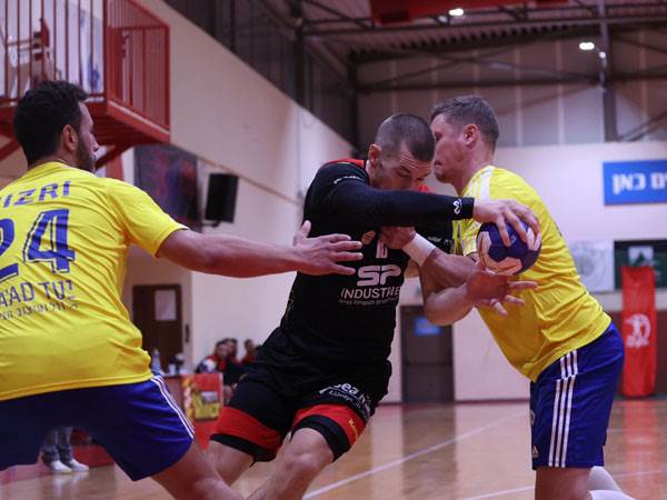 וויאצ'יץ', בין אטמן לניזרי (צילום: משה דהן, הפועל אשדוד)