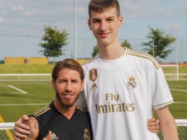 סרחיו ראמוס, 1.84 מ', ליד ריו בן ה-13 (האינסטגרם של אוליבר ריו)