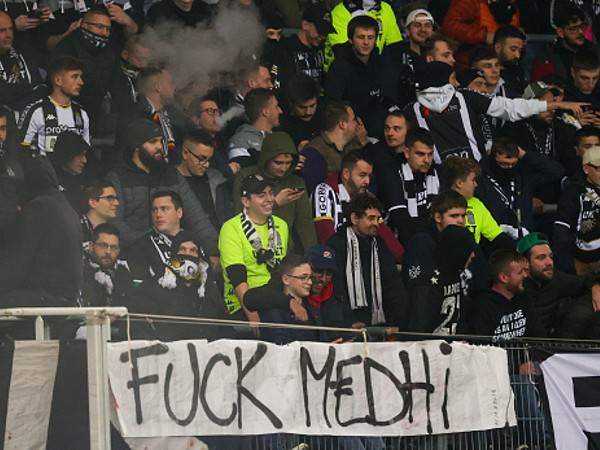 אוהדי שרלואה במחאה נגד הבעלים (Photo by VIRGINIE LEFOUR/BELGA MAG/AFP via Getty Images)