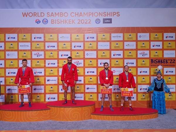 טריאל אבסוב עם הזהב על ראש הפודיום (קרדיט: איגוד הסמבו הבינלאומי)