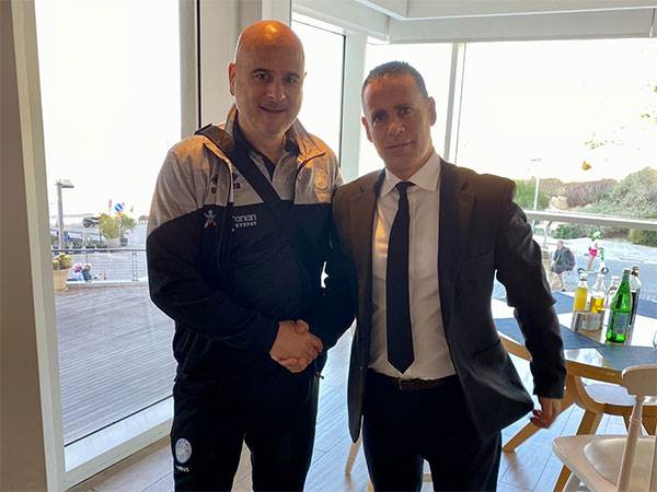 כצבאיה (משמאל) עם יוסי נביא, מנכ"ל קרלטון ת"א