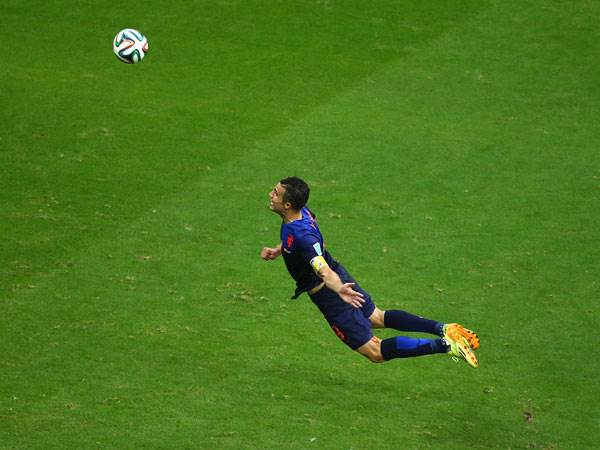 ואן פרסי נוגח נגד ספרד (2014)