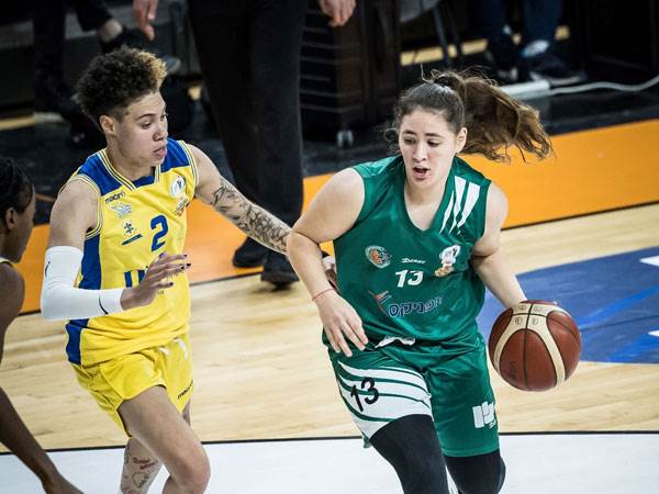 תמר סינגר עם הכדור  (קרדיט: איגוד הכדורסל)