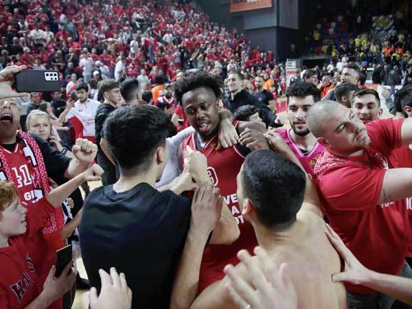 "בצד הנכון של הגולד". הפועל חוגגת (אלן שיבר)