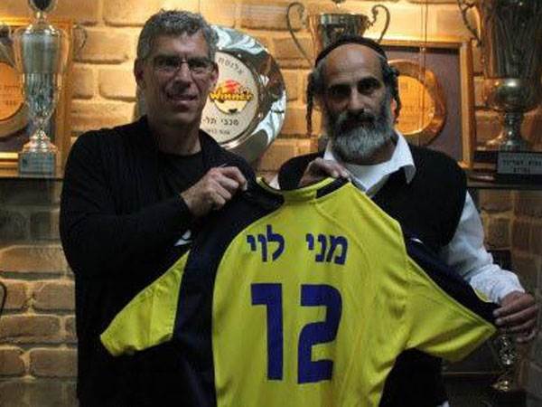 גולדהאר ואחיו של מני לוי, דודו: "היחסים התחזקו מאז שהוא הבעלים" (באדיבות מכבי ת"א)