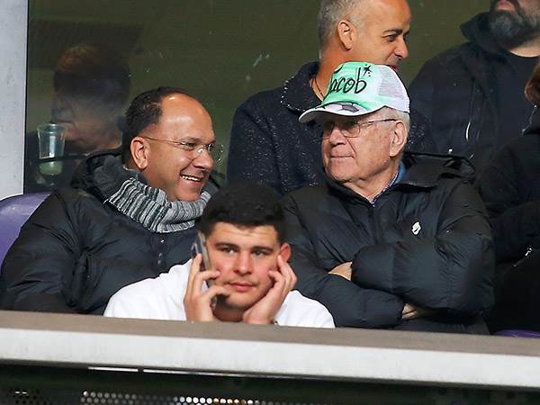 יעקב שחר. הקהל מצביע ברגליים (אלן שיבר)