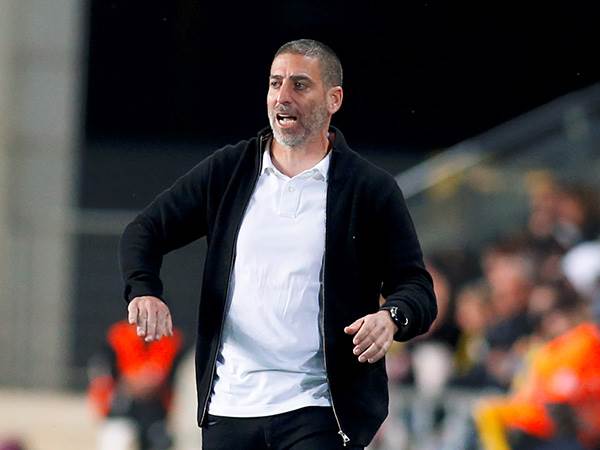 בחר שלא לדבר עםשחקניו (אלן שיבר)