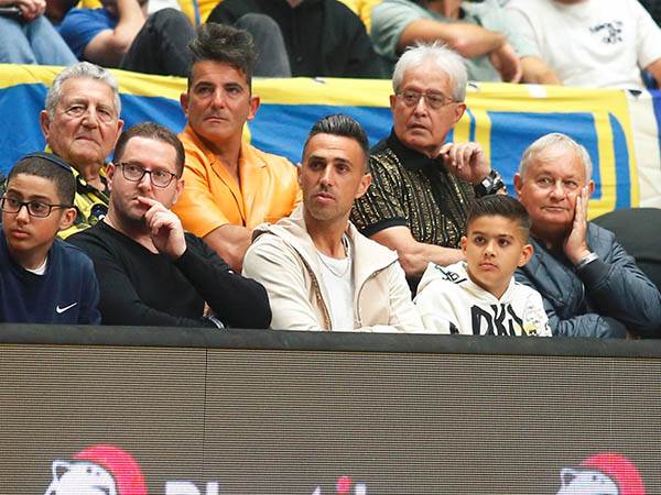 גם הוא נהנה מהמשחק המשוגע. זהבי (אלן שיבר)