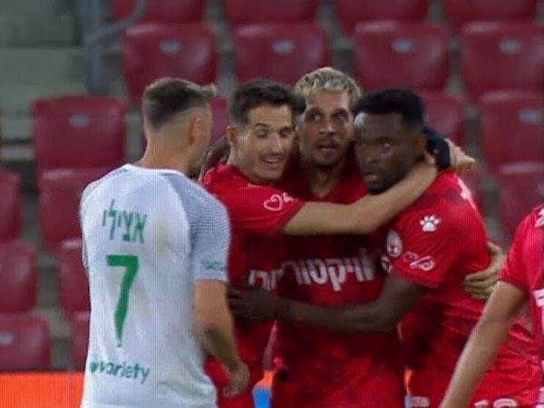 אצילי לוחש באוזנו של לופס, לטענת הפורטוגלי: כאן מתבצעת דריכה של אצילי על המגן