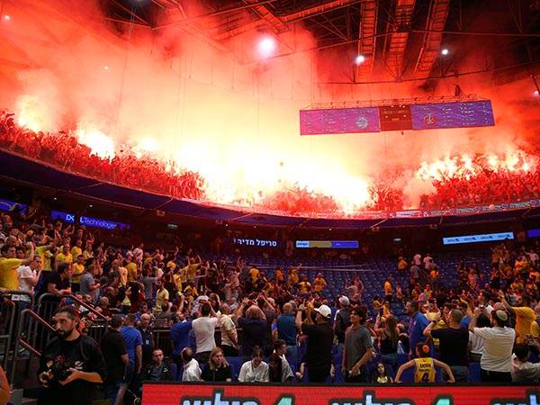 אש ביציעי הפועל ת"א (אלן שיבר)