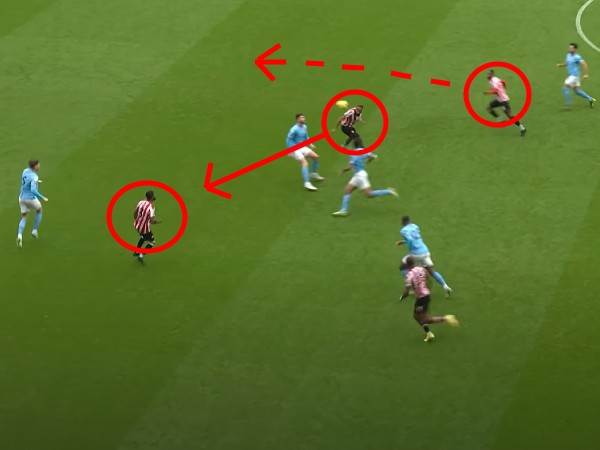 אמבאומו מסיט את הכדור הארוך למגן (הנרי), אונייקה נכנס לשטח הפנויאמבאומו מסיט את הכדור הארוך למגן (הנרי), אונייקה נכנס לשטח הפנוי