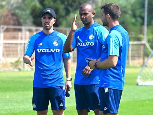 דגן והצוות המקצועי של חיפה. מצפה להם כאב ראש (האתר הרשמי של חיפה)