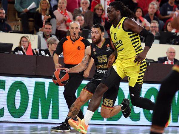 מוכן לשתף פעולה? (Alfonso Cannavacciuolo/Euroleague Basketball via Getty Images)