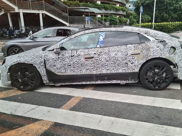 מחזה נפוץ ברחבי המפעל. מכוניות חדשות תחת הסוואה