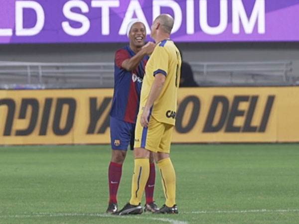 נמני ורונאלדיניו. התקבלו יפה בבלומפילד (צילום מסך)