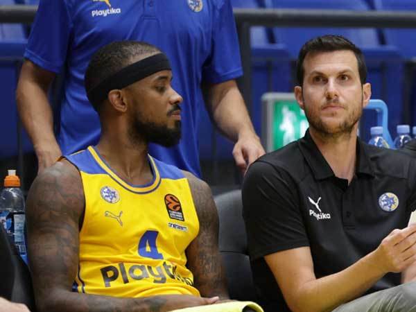 קואץ' פניני נגד האקסית (עמוד הטוויטר של מכבי ת"א)