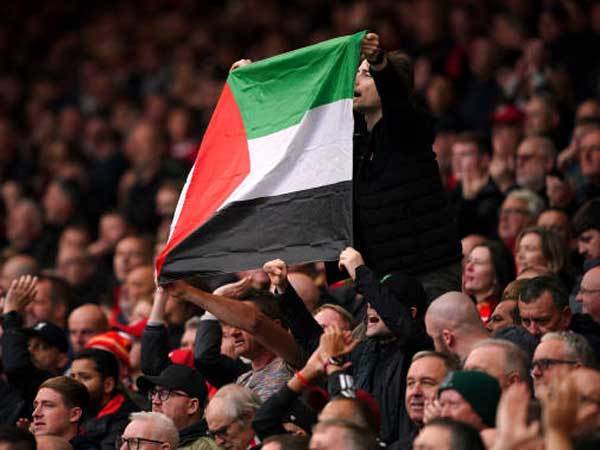 דגל פלסטין ביציע של ליברפול (GETTY)
