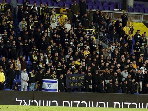 וכשהקהל בשני היציעים חוזר (צילום: אלן שיבר)