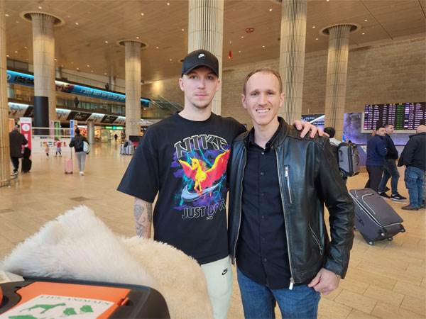 קארצב עם עורך דינו (ורואה החשבון) אבידור לפיד. כמה טוב שבאת הביתה