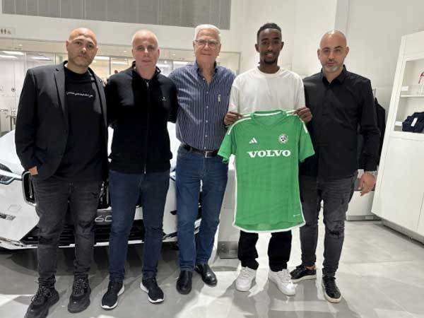 ליאור קאסה עם החולצה החדשה (מכבי חיפה)