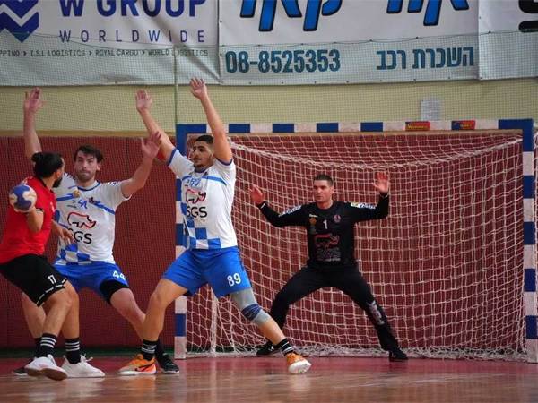 עוד שער גדול, עומרי קושמרו, (אלון נגל)