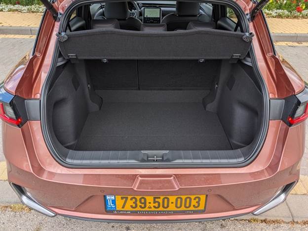 תא מטען שימושי ביחס לקטגוריה, אך ללא פתרונות אחסון משמעותיים או וויי תלייה