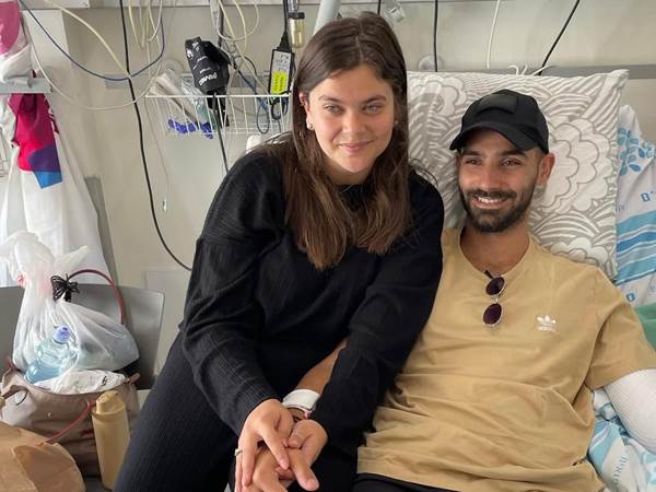 לצד ארוסתו. לא מוותר על שבירת הכוס (צילום: פרטי)