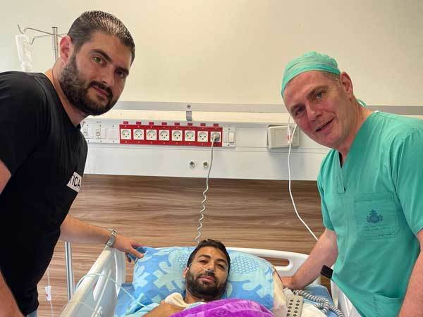 חוטבא והרופאים לאחר הניתוח (פרטי)