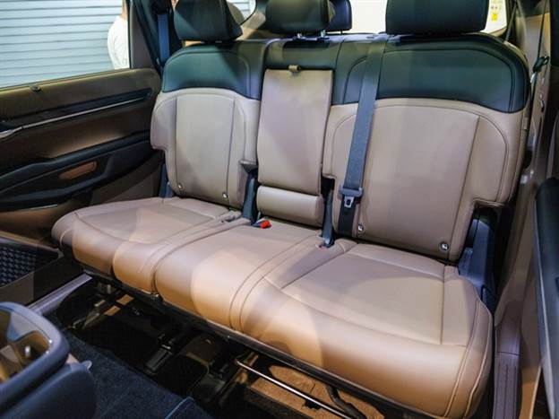 שורה שנייה: המושב האמצעי פחות מרווח (צילום: רונן טופלברג)