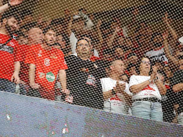 עופר ינאי ביציע (אלן שיבר)