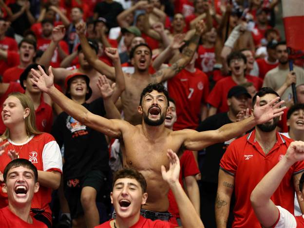 “רוצים לבצע קפיצת גדילה“. אוהדי הפועל ת“א (צילום: אודי ציטיאט)