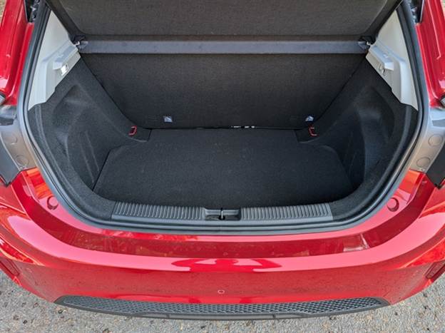 293 ליטר שימושיים ליום-יום, אבל מתחת לרצפה אין גלגל חליפי וגם לא תקבלו רצפה שטוחה