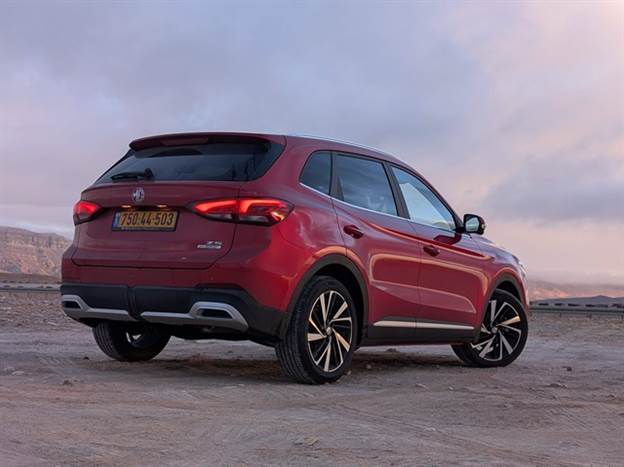 מאחור הוא שגרתי יותר ומזכיר את ה-HS היוצא