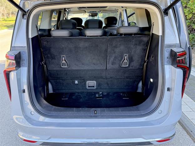 אם תקריבו את רגליהם של יושבי השורה השלישית, תקבלו תא מטען שימושי לטיול משפחתי