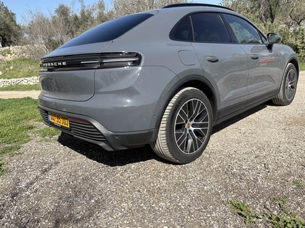 האם פורשה מצליחה להפתיע גם הפעם? לא רק שמדובר ב-SUV ספורטיבי הוא גם חשמלי