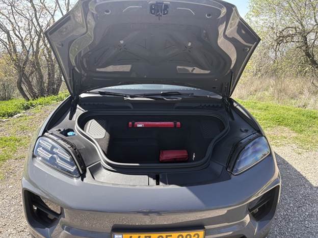 ויש גם תא מטען קדמי קטן